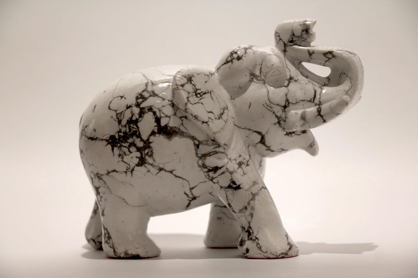 Howlite Elephant - 12cm