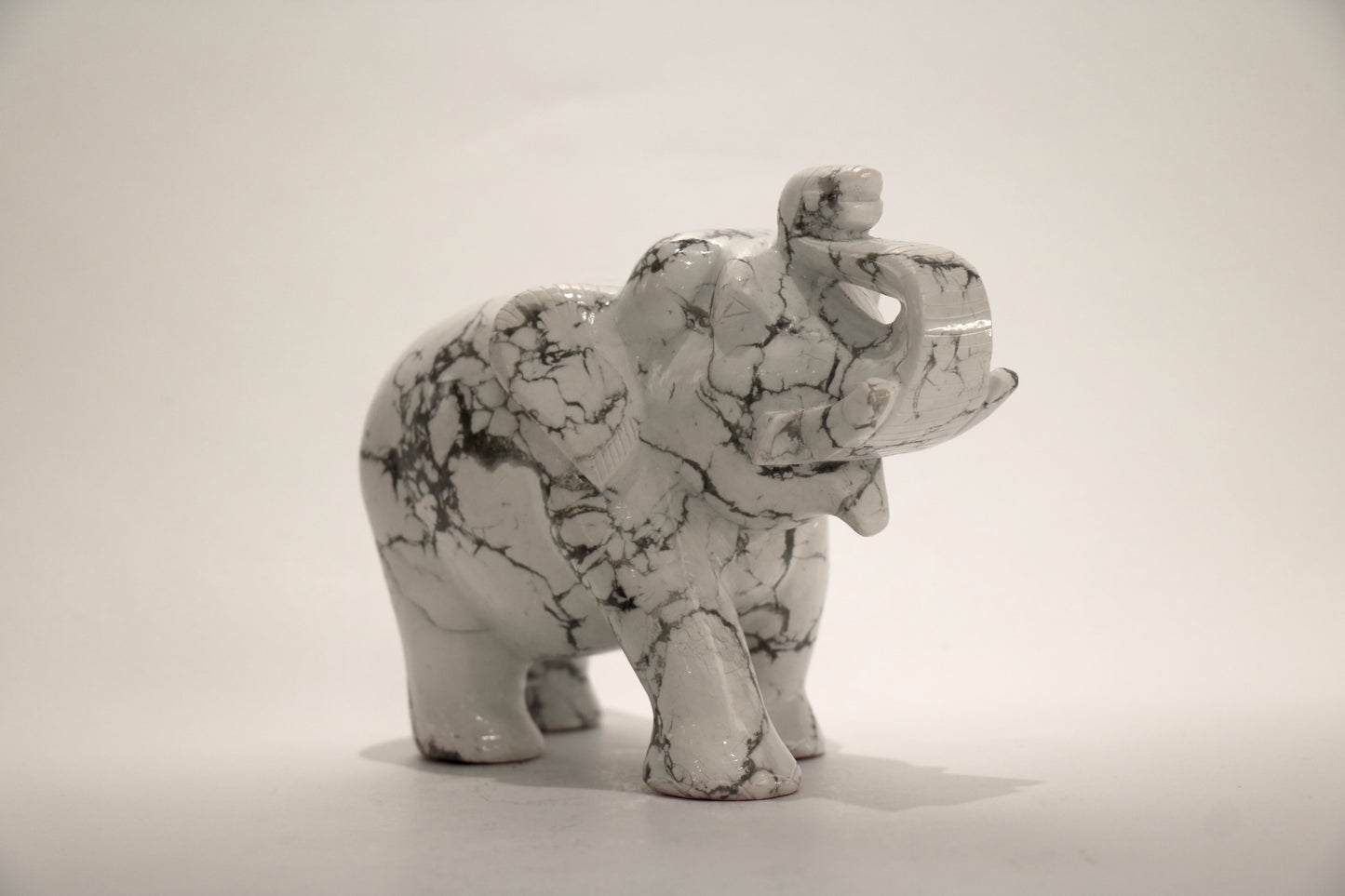 Howlite Elephant - 12cm