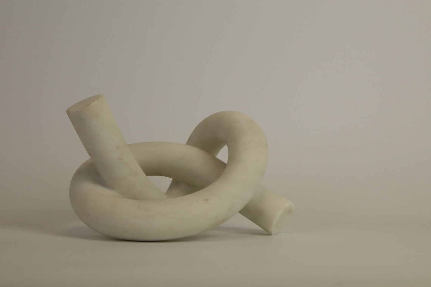 Knot II - White Marble (22 cm)