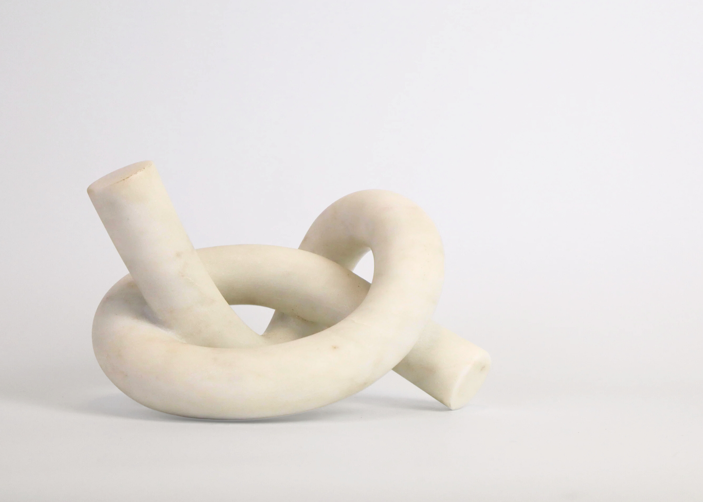 Knot II - White Marble (22 cm)